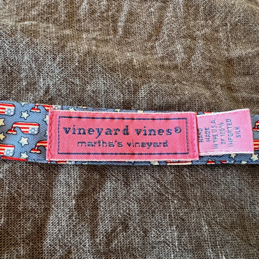 Vineyard Vines Adjustable Bow tie - Blue with flag whale print EUC